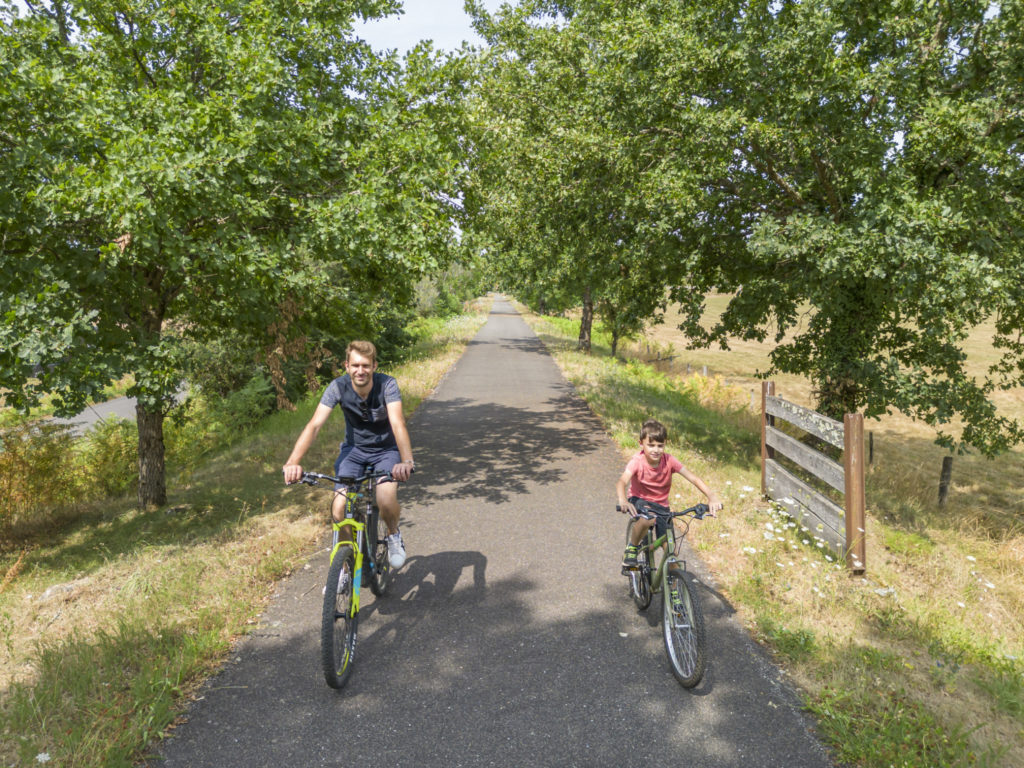 Famille à vélo sur la Piste Verte du Cantal